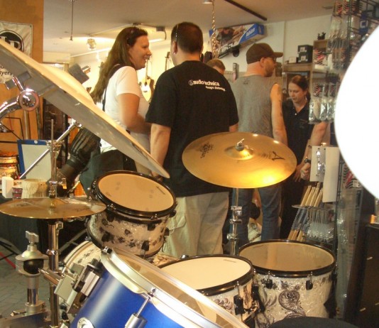 Endlich im Musikuniversum! Alkbottle feiert.