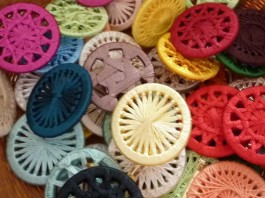 Knopf Hoch! – ist das Motto Österreichs einziger Zwirnknopferzeugung.