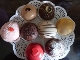 Die Krapfen sind bunt.