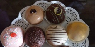 Die Krapfen sind bunt.