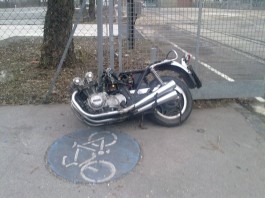 "Ich fahr`weg mit`n Radl". In der Tauschekgasse stehen die Reste eines Motorrads.