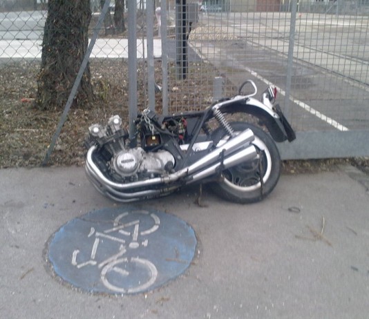 "Ich fahr`weg mit`n Radl". In der Tauschekgasse stehen die Reste eines Motorrads.