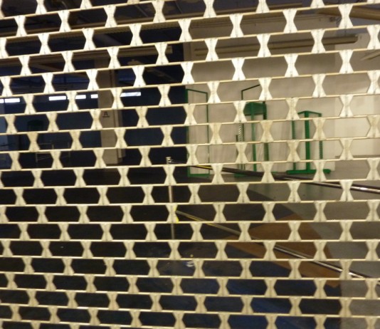 Sperrstund`ist. Das ES Einkaufszentrum, der Einkaufsspitz schließt.