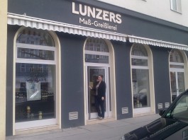 Lunzers Maß-Greißlerei. Die Böhm war da!