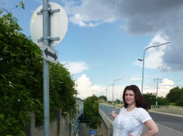 Gefahr für Radler in der Thayagasse. Radfahrweg stadtauswärts nicht beschildert.