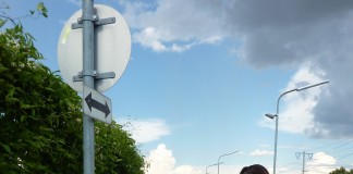 Gefahr für Radler in der Thayagasse. Radfahrweg stadtauswärts nicht beschildert.