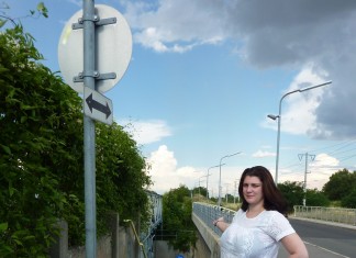 Gefahr für Radler in der Thayagasse. Radfahrweg stadtauswärts nicht beschildert.