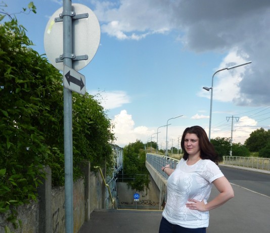 Gefahr für Radler in der Thayagasse. Radfahrweg stadtauswärts nicht beschildert.